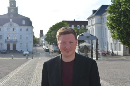 Julien Francois Simons fordert Dr.-Guido-Westerwelle-Platz